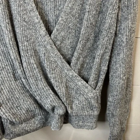 Abercrombie & Fitch Gray V-Neck Sweater Women’s Size Medium - Picture 5 of 7